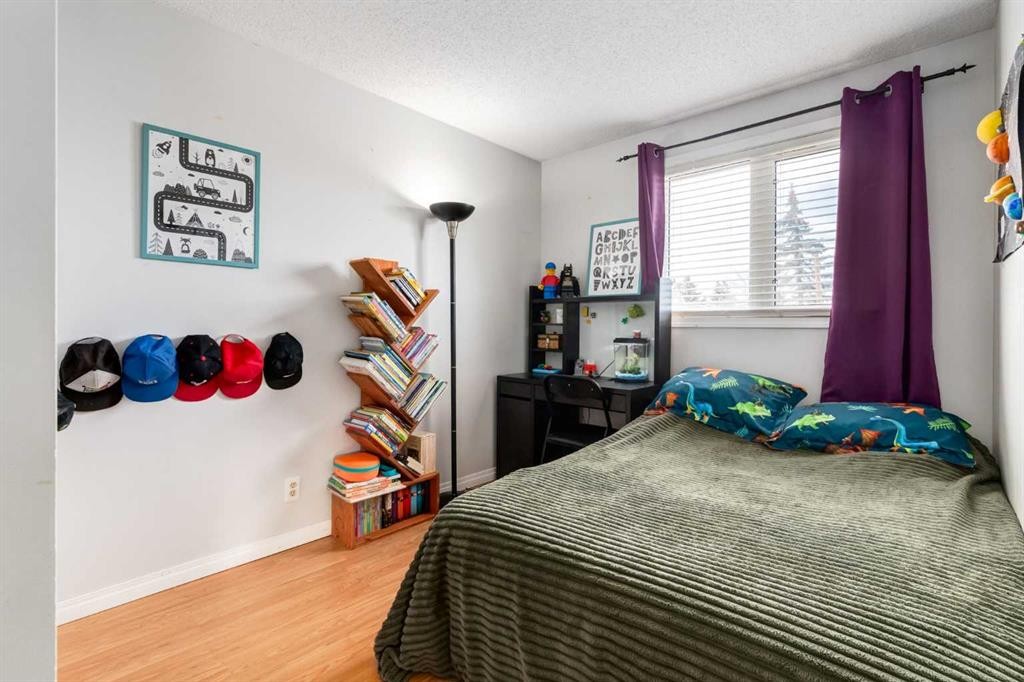 955 Erin Woods Drive Se, Calgary, AB - Indoor Photo Showing Bedroom
