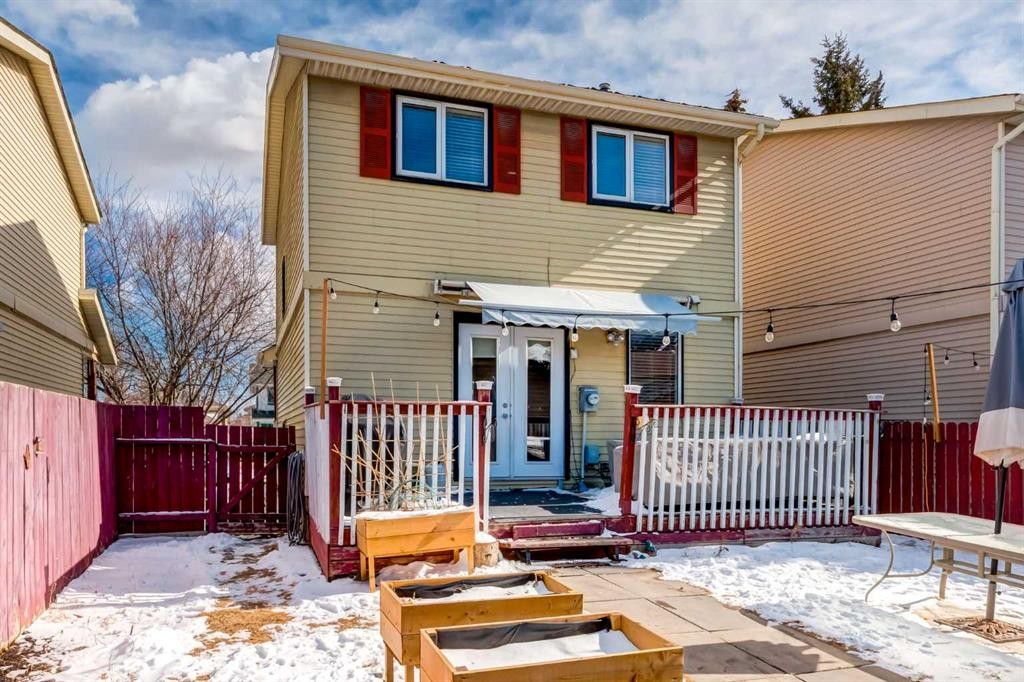 955 Erin Woods Drive Se, Calgary, AB - Outdoor With Deck Patio Veranda With Exterior