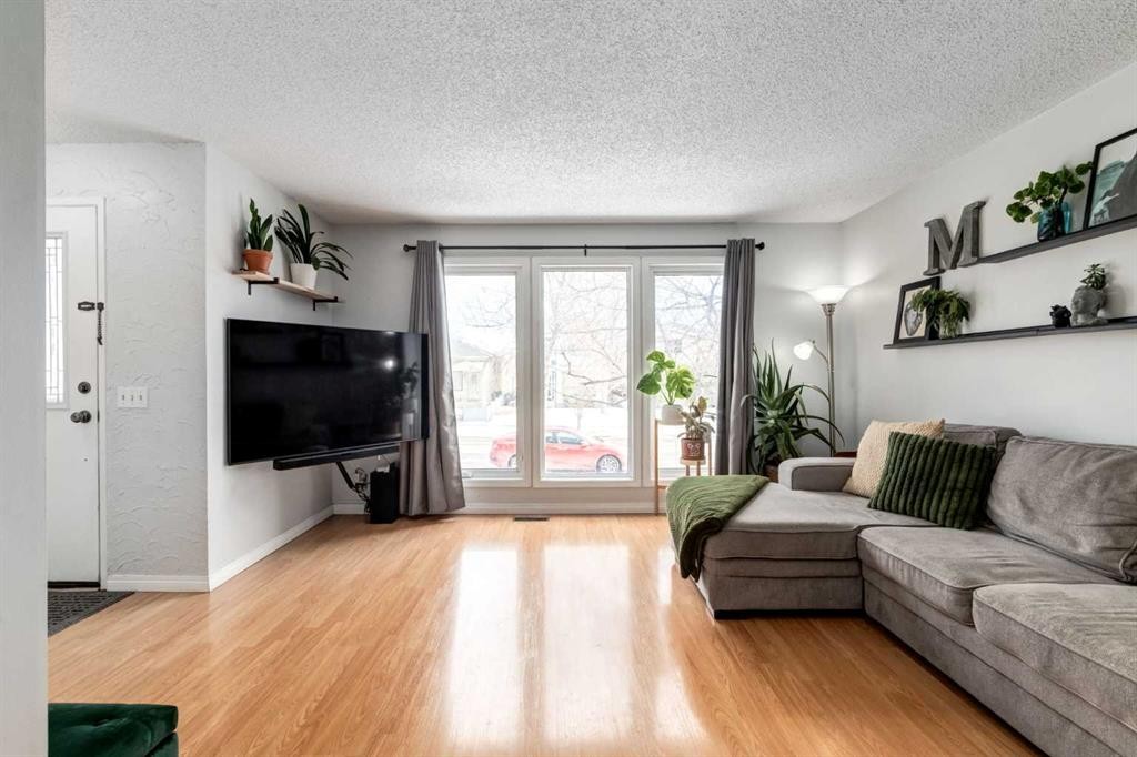 955 Erin Woods Drive Se, Calgary, AB - Indoor Photo Showing Living Room