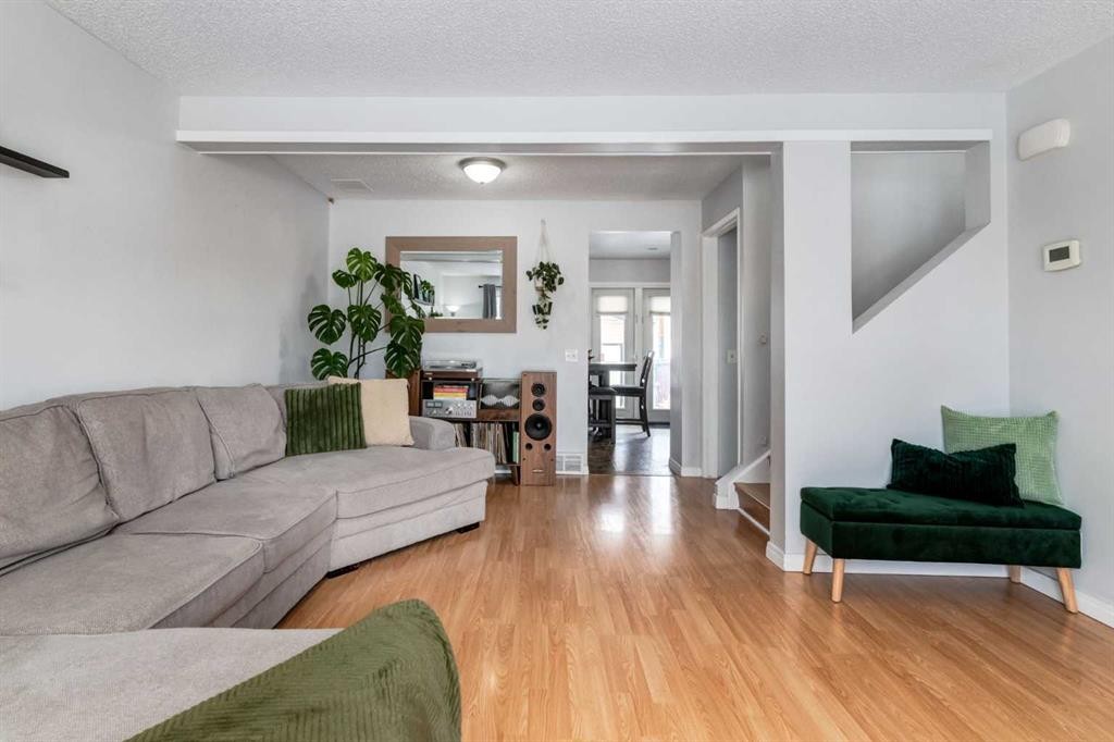 955 Erin Woods Drive Se, Calgary, AB - Indoor Photo Showing Living Room