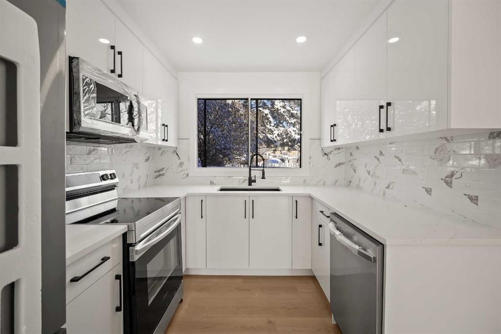6404 24 Avenue Ne, Calgary, AB - Indoor Photo Showing Kitchen