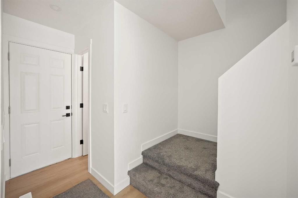 6404 24 Avenue Ne, Calgary, AB - Indoor Photo Showing Other Room