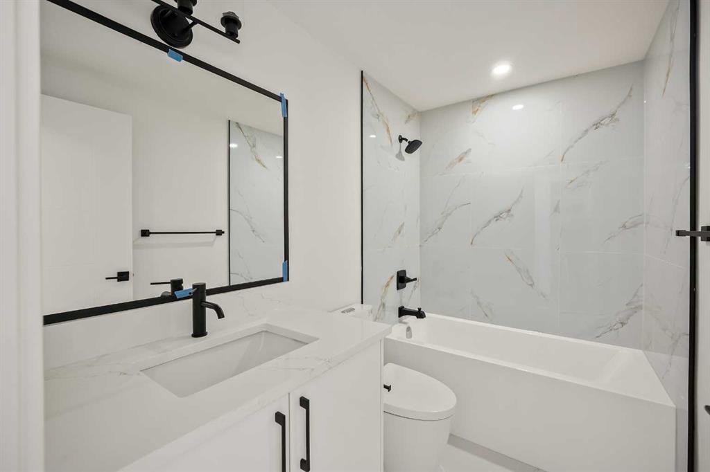 6404 24 Avenue Ne, Calgary, AB - Indoor Photo Showing Bathroom