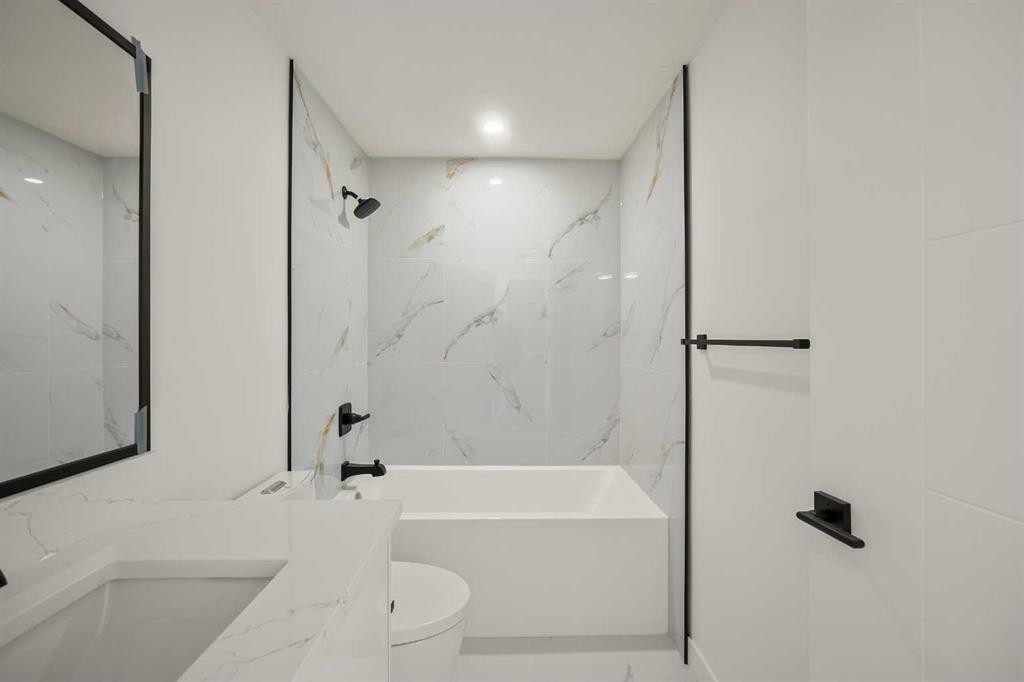 6404 24 Avenue Ne, Calgary, AB - Indoor Photo Showing Bathroom