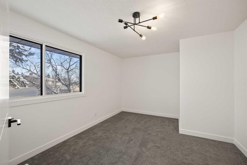 6404 24 Avenue Ne, Calgary, AB - Indoor Photo Showing Other Room