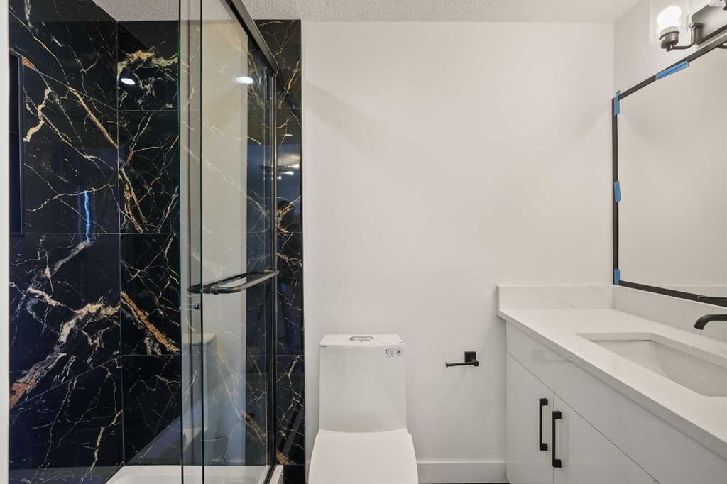 6404 24 Avenue Ne, Calgary, AB - Indoor Photo Showing Bathroom