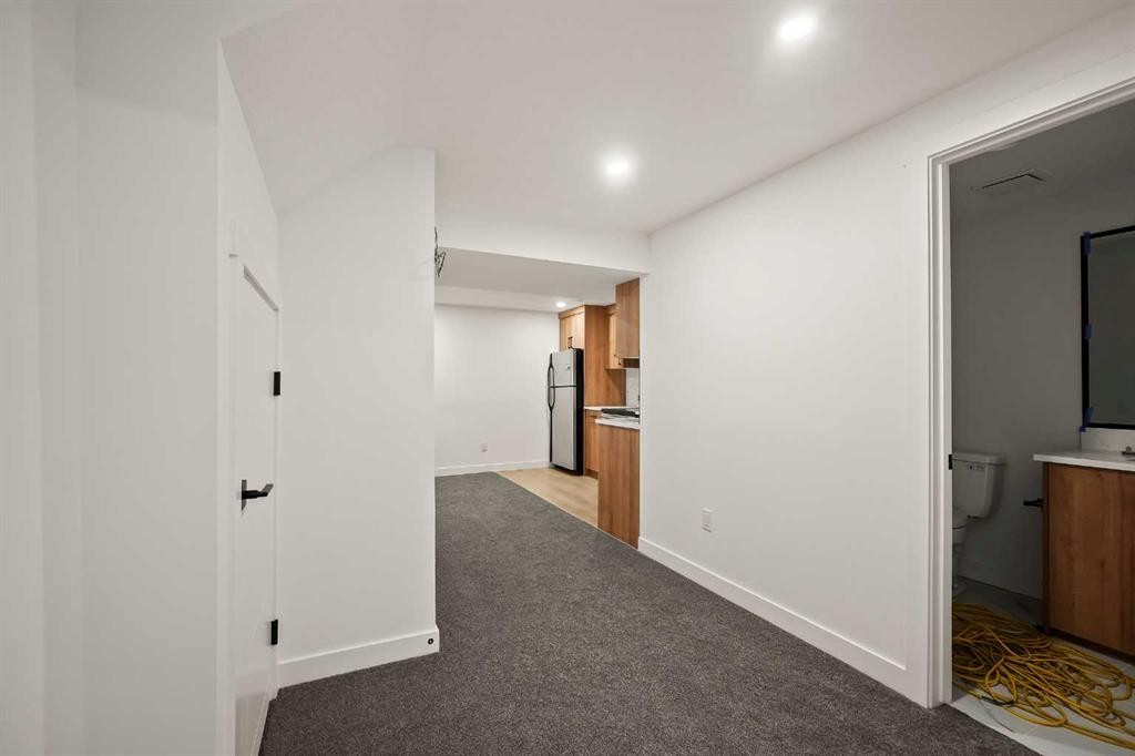 6404 24 Avenue Ne, Calgary, AB - Indoor Photo Showing Other Room
