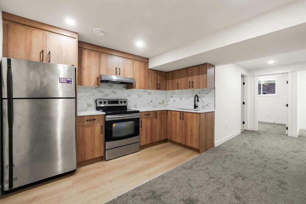 6404 24 Avenue Ne, Calgary, AB - Indoor Photo Showing Kitchen