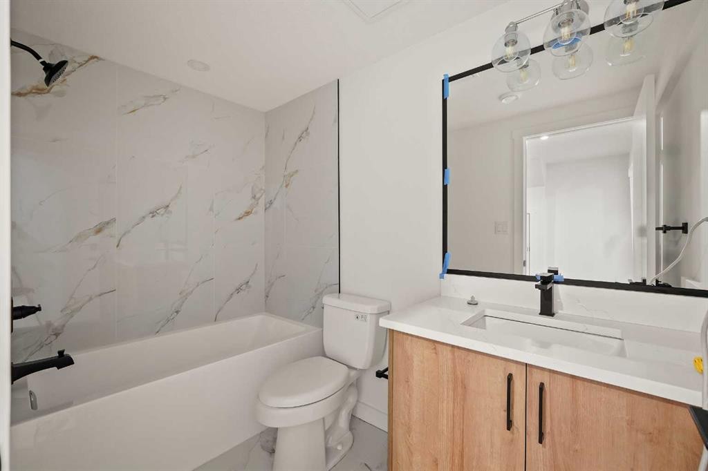 6404 24 Avenue Ne, Calgary, AB - Indoor Photo Showing Bathroom