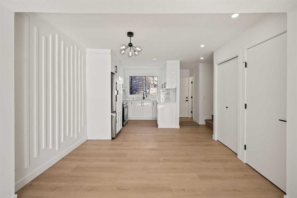 6404 24 Avenue Ne, Calgary, AB - Indoor Photo Showing Other Room