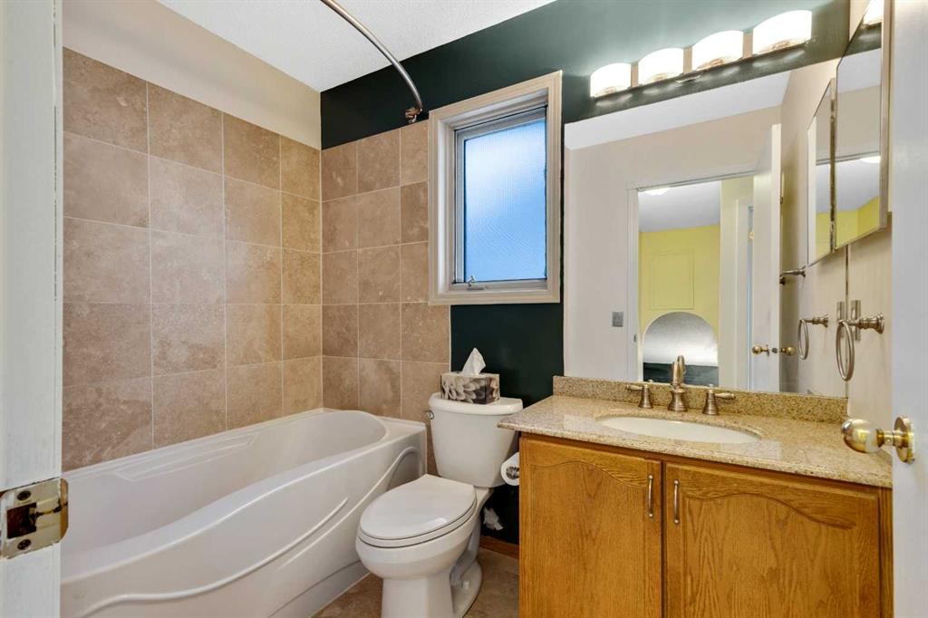 224 Macewan Ridge Close Nw, Calgary, AB - Indoor Photo Showing Bathroom