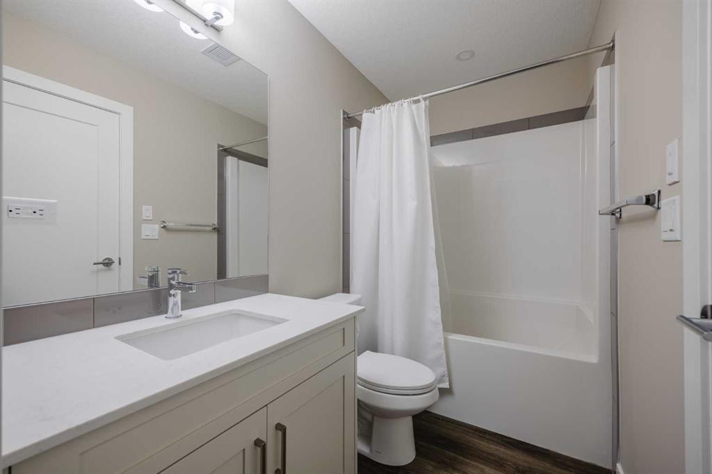210-25 Walgrove Walk Se, Calgary, AB - Indoor Photo Showing Bathroom