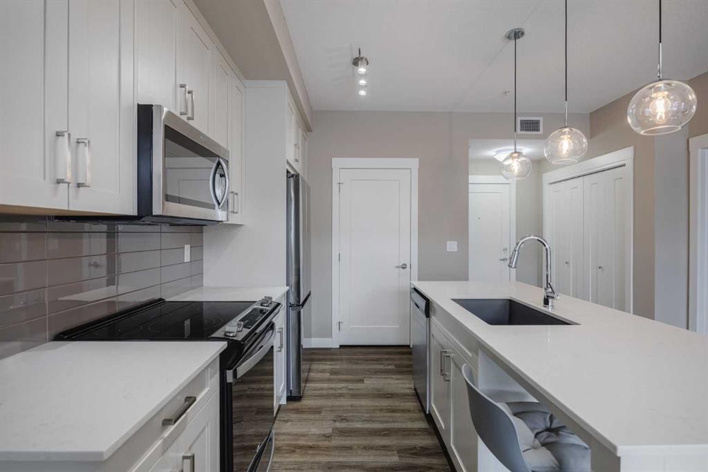 210-25 Walgrove Walk Se, Calgary, AB - Indoor Photo Showing Kitchen With Upgraded Kitchen