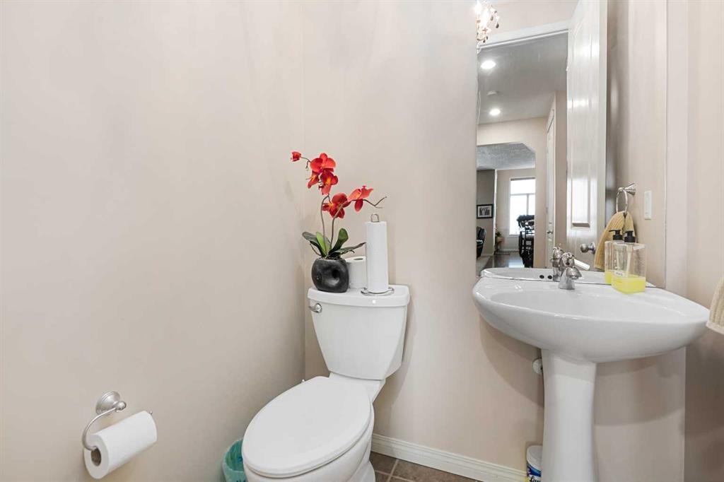 79 Pantego Way Nw, Calgary, AB - Indoor Photo Showing Bathroom