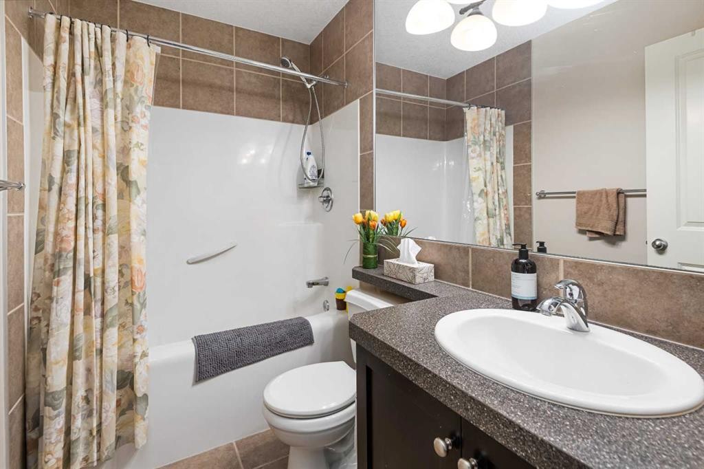 79 Pantego Way Nw, Calgary, AB - Indoor Photo Showing Bathroom
