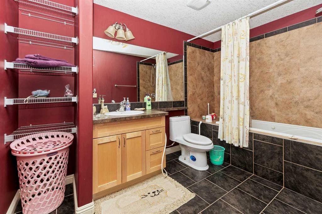 50 Panamount View Nw, Calgary, AB - Indoor Photo Showing Bathroom