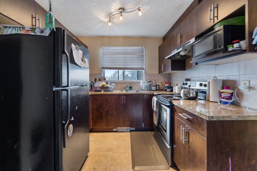 48 Falton Way Ne, Calgary, AB - Indoor Photo Showing Kitchen