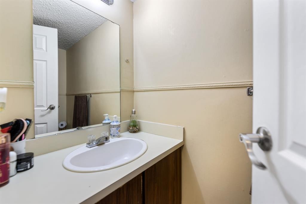 48 Falton Way Ne, Calgary, AB - Indoor Photo Showing Bathroom