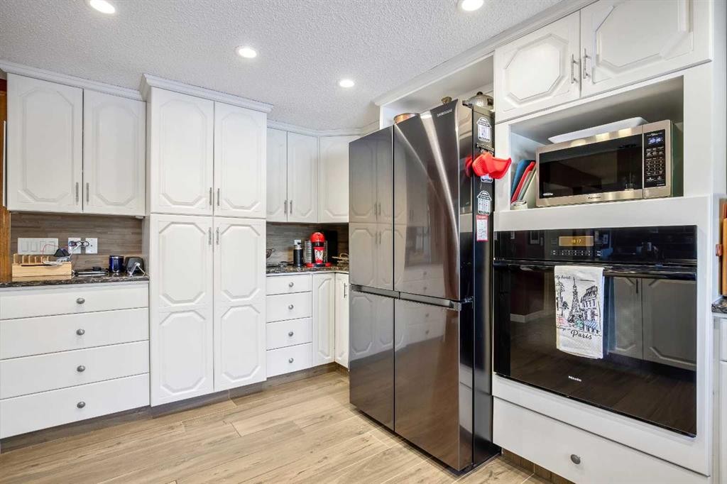 135 Canter Place Sw, Calgary, AB - Indoor Photo Showing Kitchen