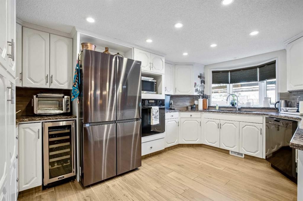 135 Canter Place Sw, Calgary, AB - Indoor Photo Showing Kitchen