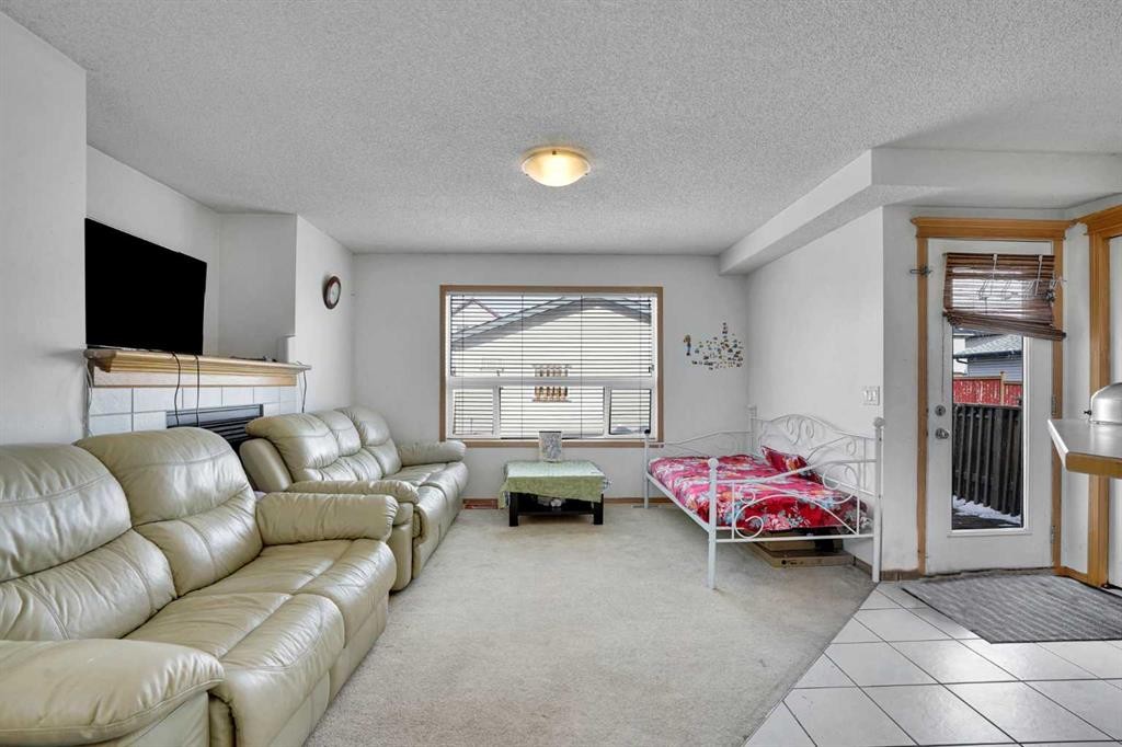162 Taradale Drive Ne, Calgary, AB - Indoor Photo Showing Living Room