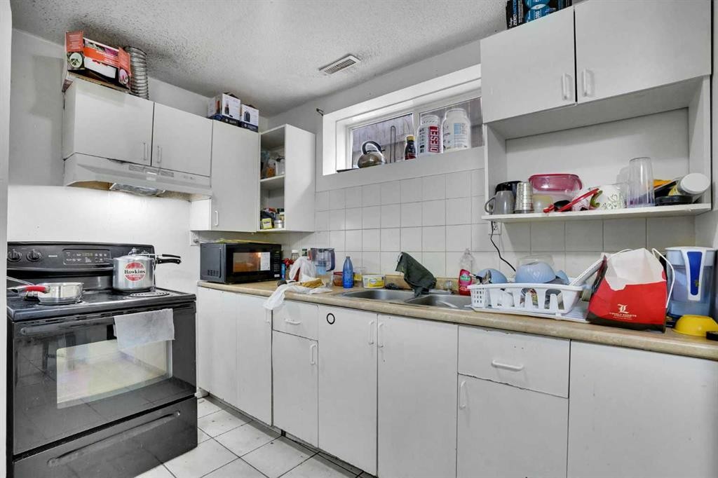 162 Taradale Drive Ne, Calgary, AB - Indoor Photo Showing Kitchen With Double Sink