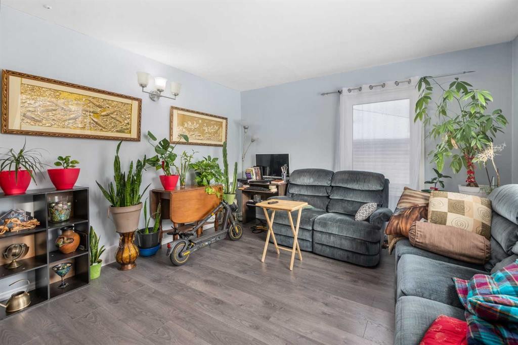 8015 25 Street Se, Calgary, AB - Indoor Photo Showing Living Room
