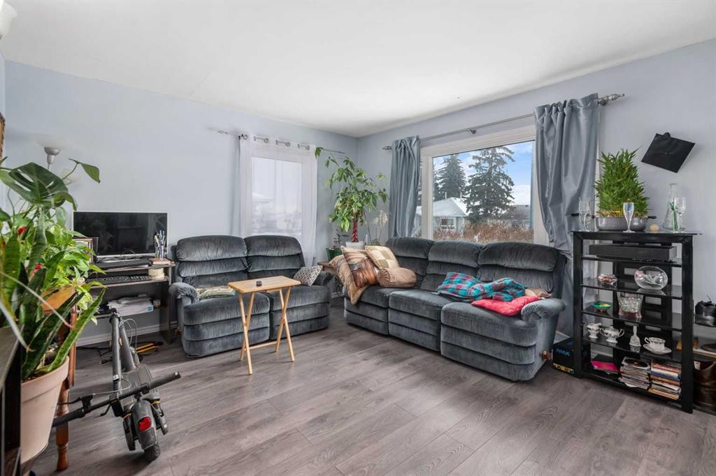 8015 25 Street Se, Calgary, AB - Indoor Photo Showing Living Room