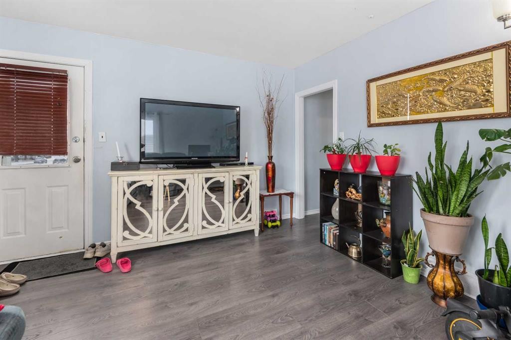 8015 25 Street Se, Calgary, AB - Indoor