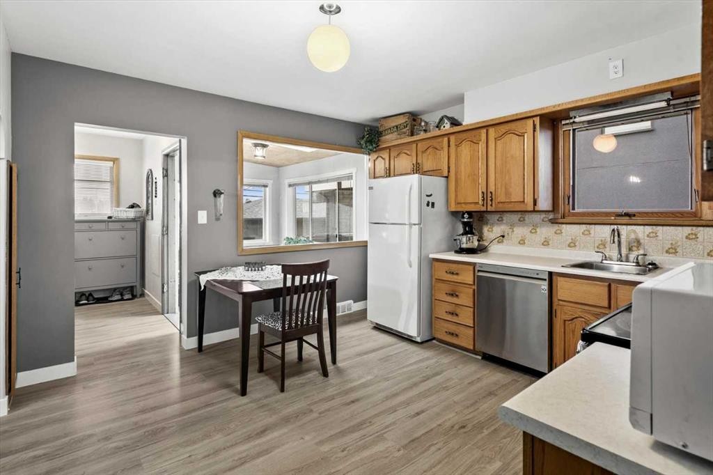 955 15 Avenue Ne, Calgary, AB - Indoor Photo Showing Kitchen