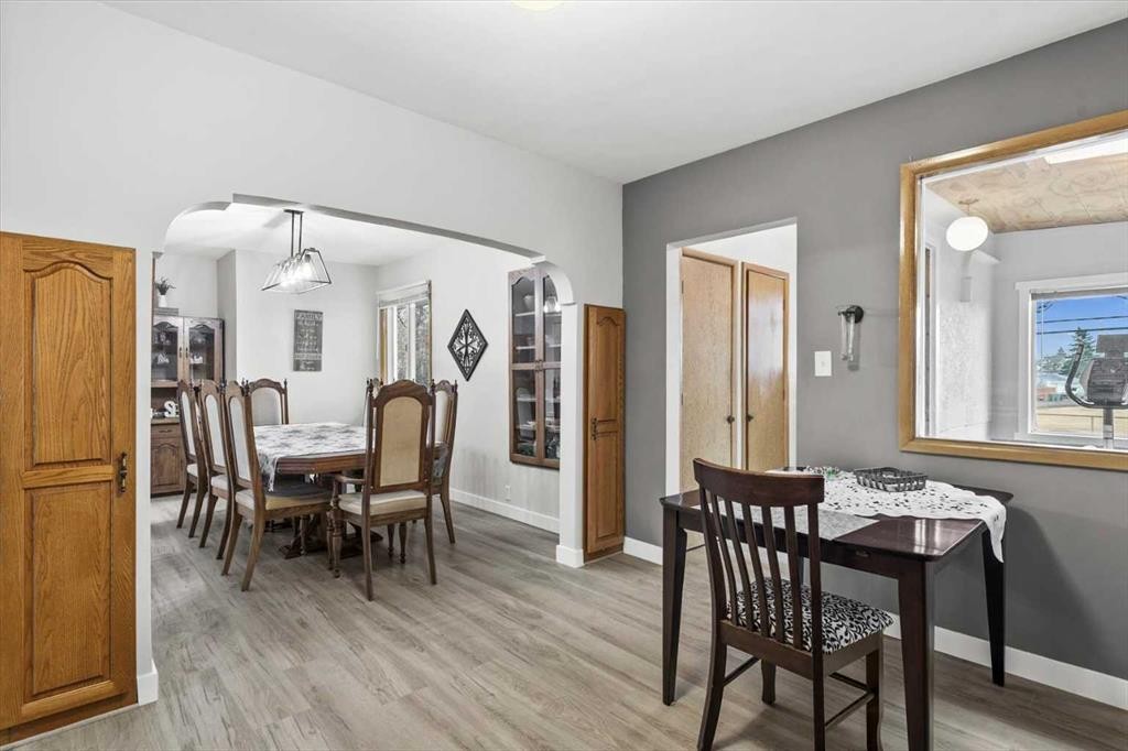 955 15 Avenue Ne, Calgary, AB - Indoor Photo Showing Dining Room
