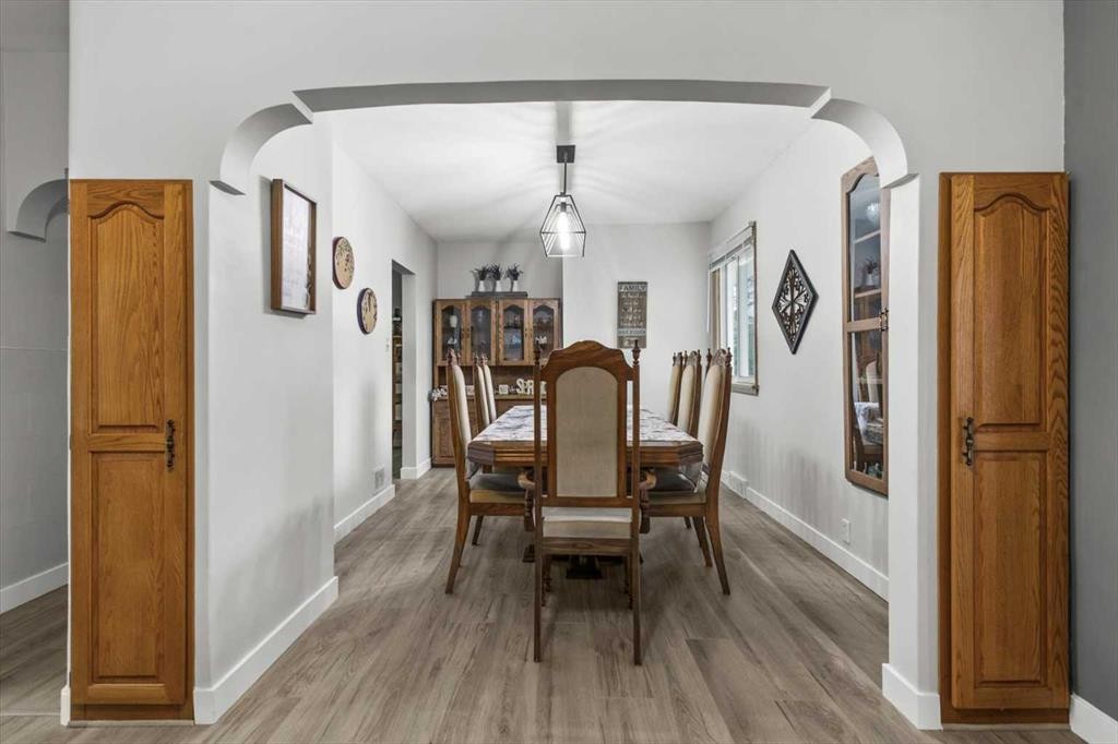 955 15 Avenue Ne, Calgary, AB - Indoor Photo Showing Dining Room