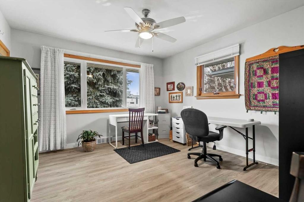 955 15 Avenue Ne, Calgary, AB - Indoor Photo Showing Office