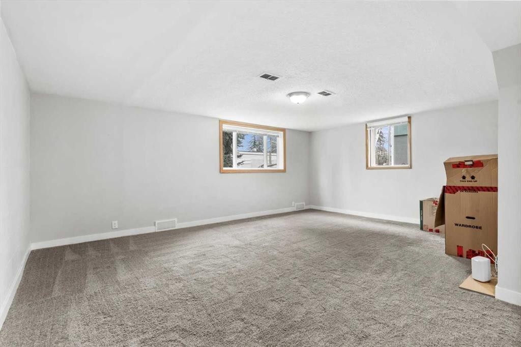 955 15 Avenue Ne, Calgary, AB - Indoor Photo Showing Other Room