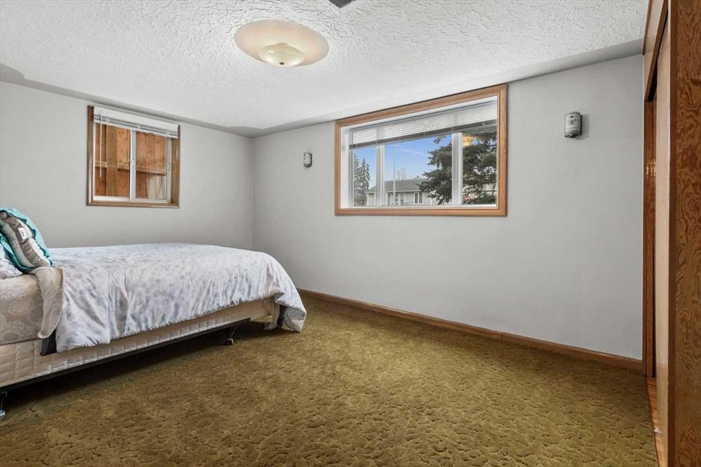 955 15 Avenue Ne, Calgary, AB - Indoor Photo Showing Bedroom