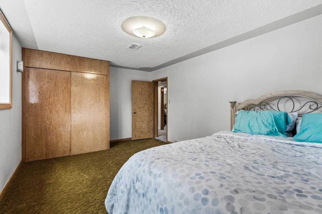955 15 Avenue Ne, Calgary, AB - Indoor Photo Showing Bedroom