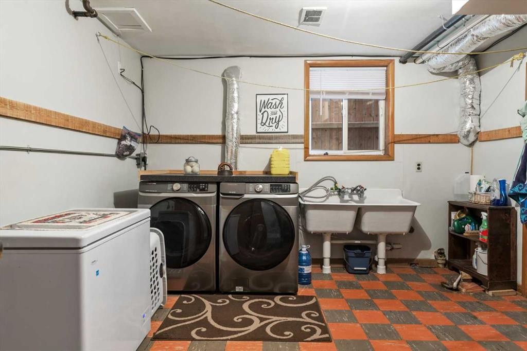 955 15 Avenue Ne, Calgary, AB - Indoor Photo Showing Laundry Room