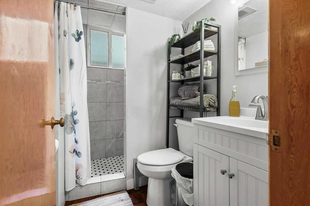 955 15 Avenue Ne, Calgary, AB - Indoor Photo Showing Bathroom