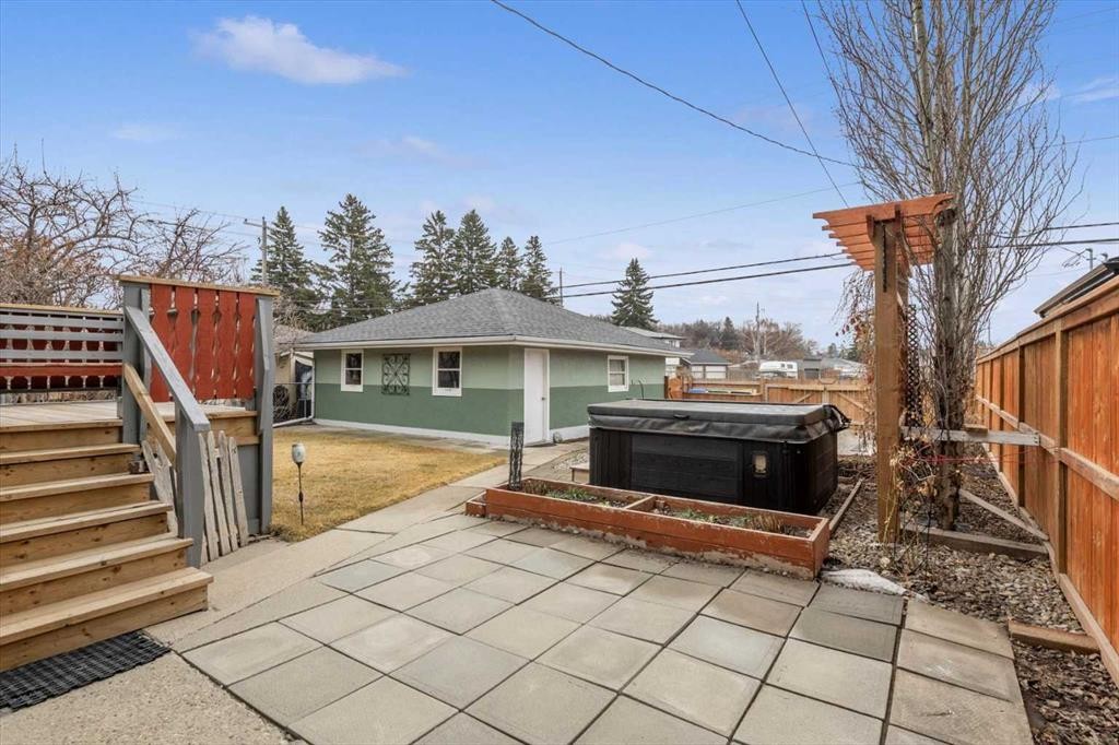 955 15 Avenue Ne, Calgary, AB - Outdoor