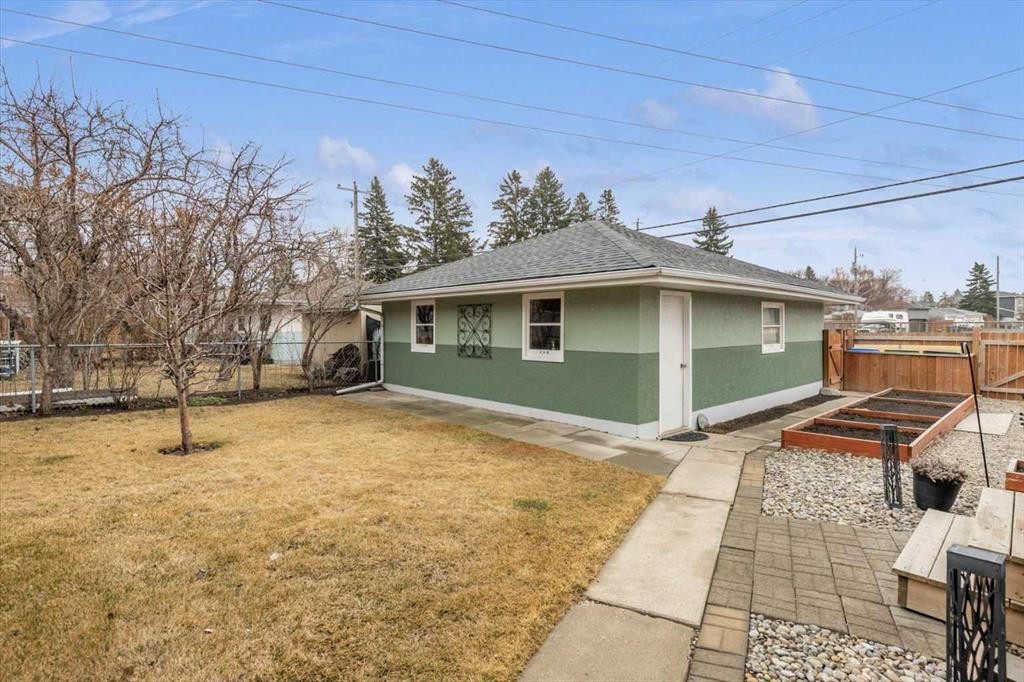 955 15 Avenue Ne, Calgary, AB - Outdoor