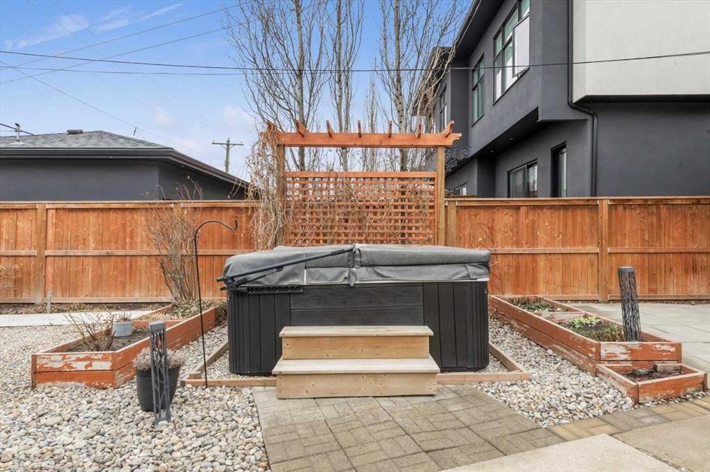 955 15 Avenue Ne, Calgary, AB - Outdoor