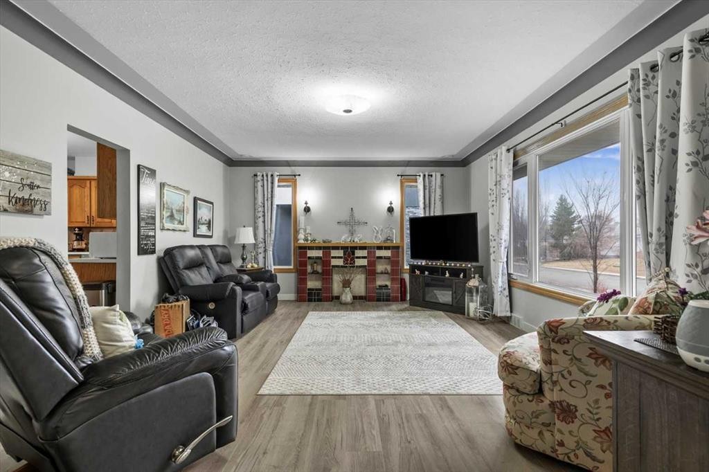 955 15 Avenue Ne, Calgary, AB - Indoor Photo Showing Living Room