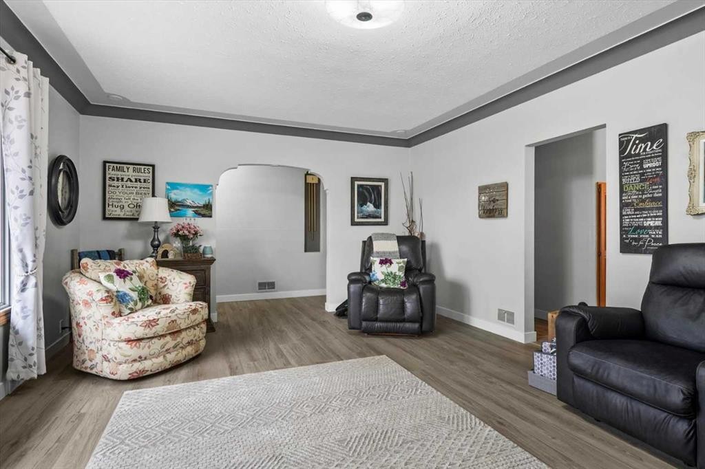 955 15 Avenue Ne, Calgary, AB - Indoor Photo Showing Living Room