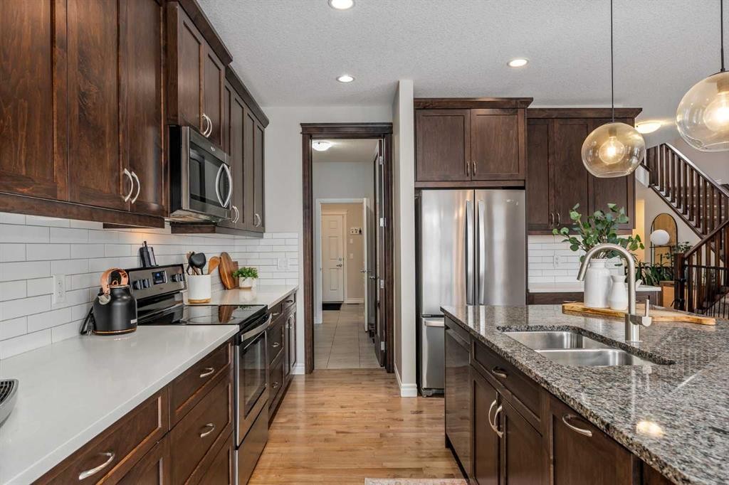 192 Nolanhurst Heights Nw, Calgary, AB - Indoor Photo Showing Kitchen With Double Sink With Upgraded Kitchen