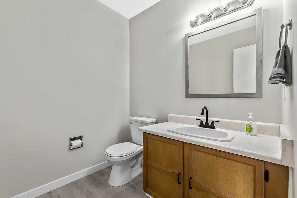 129 Berwick Drive Nw, Calgary, AB - Indoor Photo Showing Bathroom