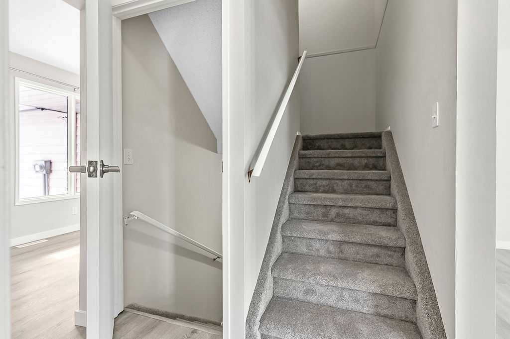 129 Berwick Drive Nw, Calgary, AB - Indoor Photo Showing Other Room