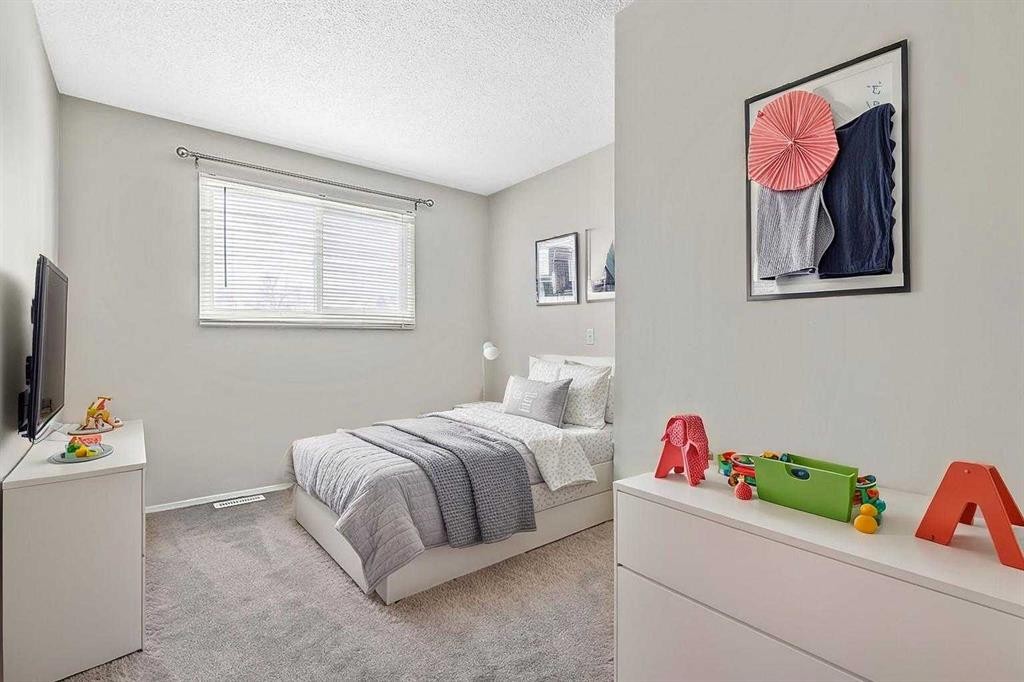 129 Berwick Drive Nw, Calgary, AB - Indoor Photo Showing Bedroom