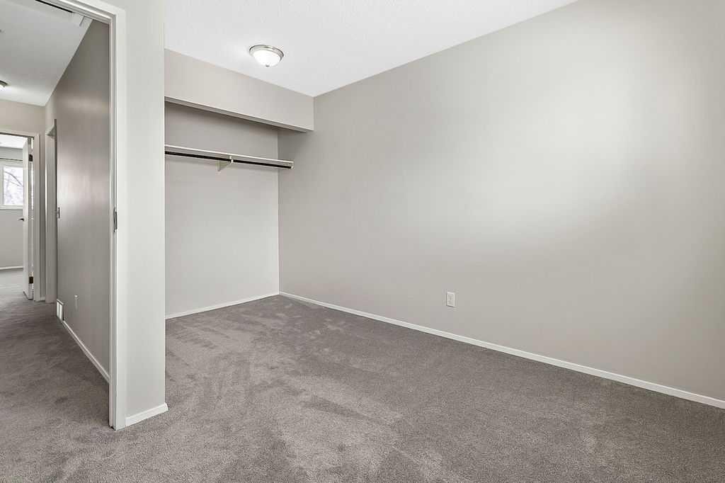 129 Berwick Drive Nw, Calgary, AB - Indoor Photo Showing Other Room