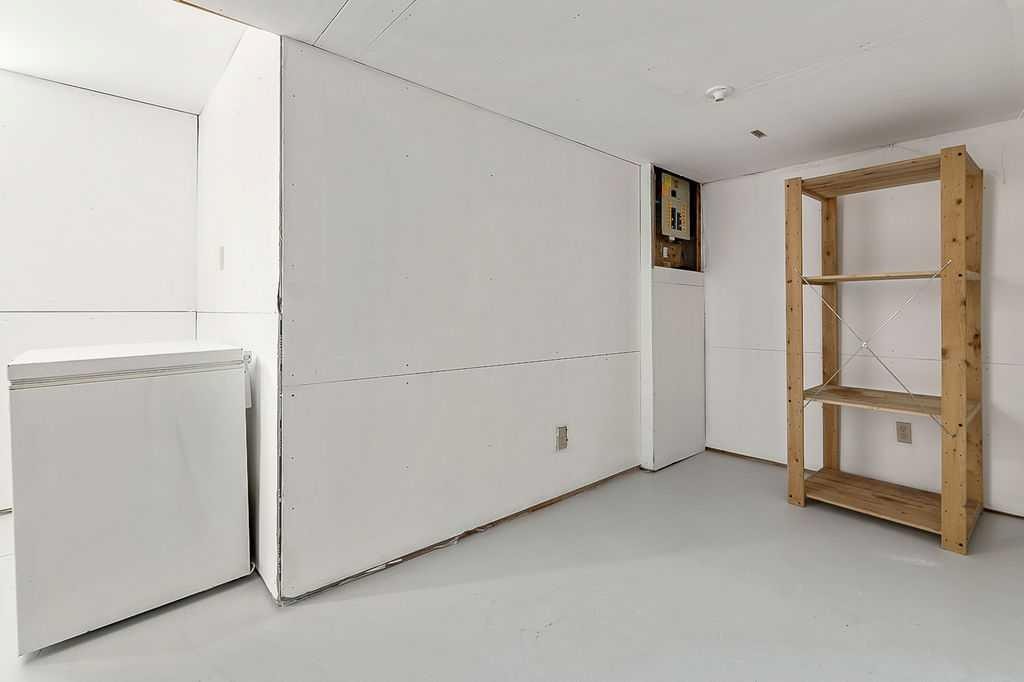 129 Berwick Drive Nw, Calgary, AB - Indoor Photo Showing Other Room