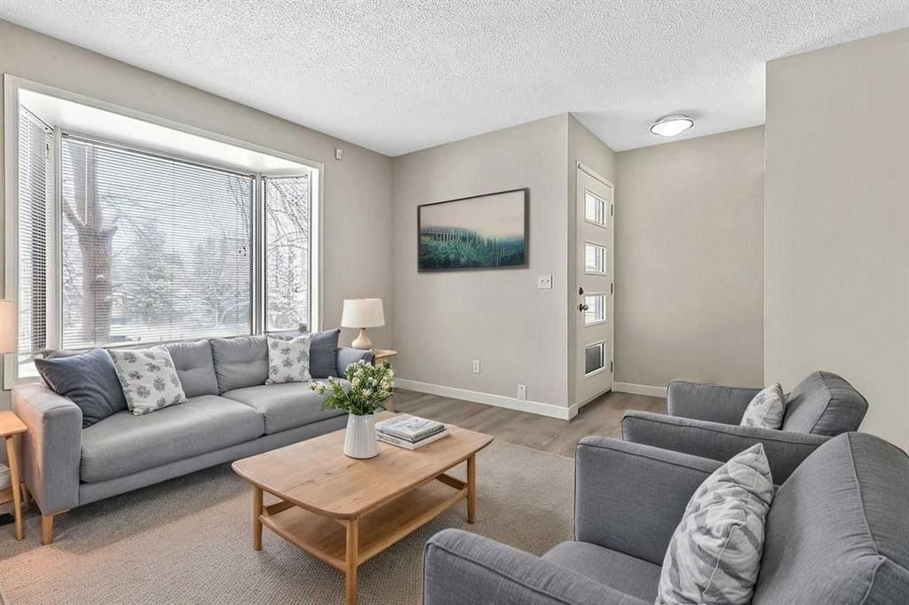 129 Berwick Drive Nw, Calgary, AB - Indoor Photo Showing Living Room